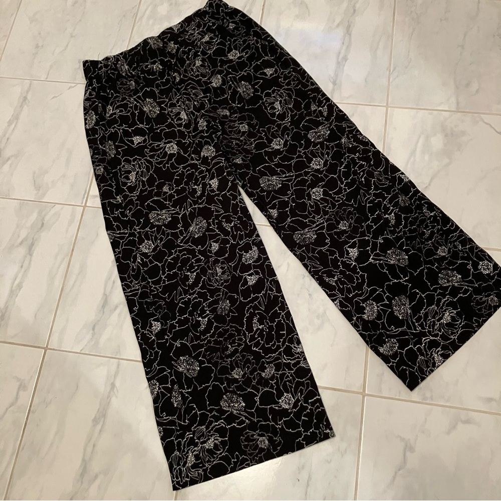 In Wear Floral Black and White Women's Pants.  Wide leg.  Crop style.  Like new!